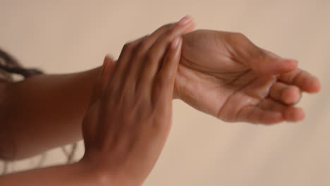 Primer-Plano-De-Una-Foto-De-Belleza-De-Estudio-De-Una-Mujer-Joven-Poniéndose-Crema-Hidratante-En-Las-Manos-Y-El-Brazo-1